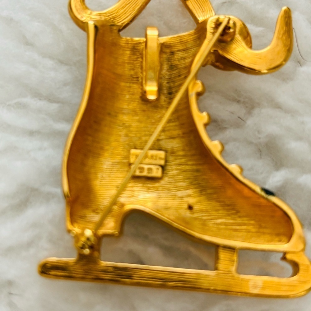 Trifari 1997 Gold and Green Enamel Ice Skate Brooch Pendant - Picture 5 of 11